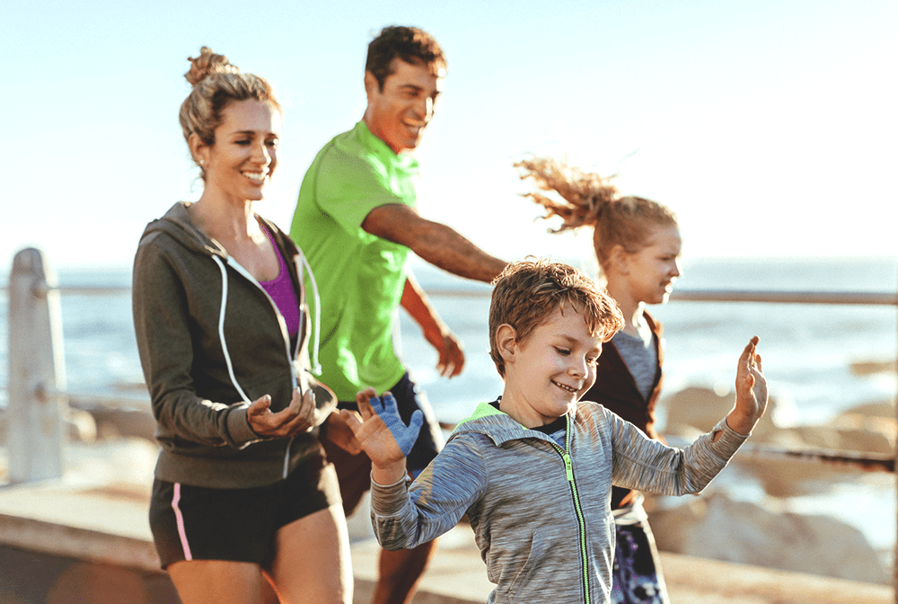 famille fait du sport sur la plage